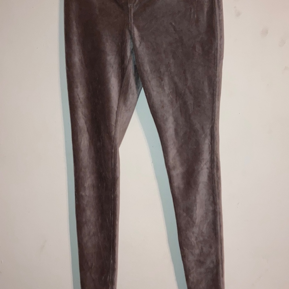 HUE CORDUROY-LIKE LEGGINGS WITH DETAIL. CHARMING AND VERSACE!!!
